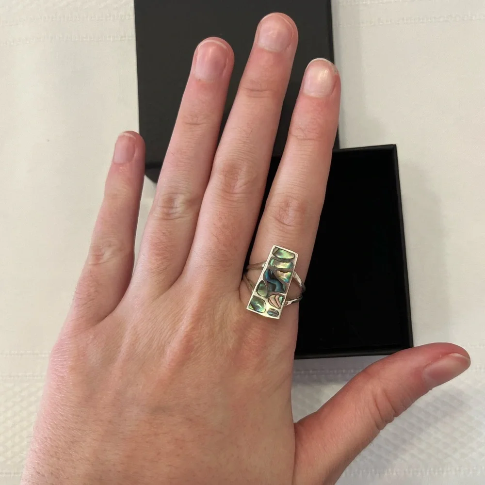 Sterling silver mother of pearl ring. Size 7.25 - Picture 4 of 10